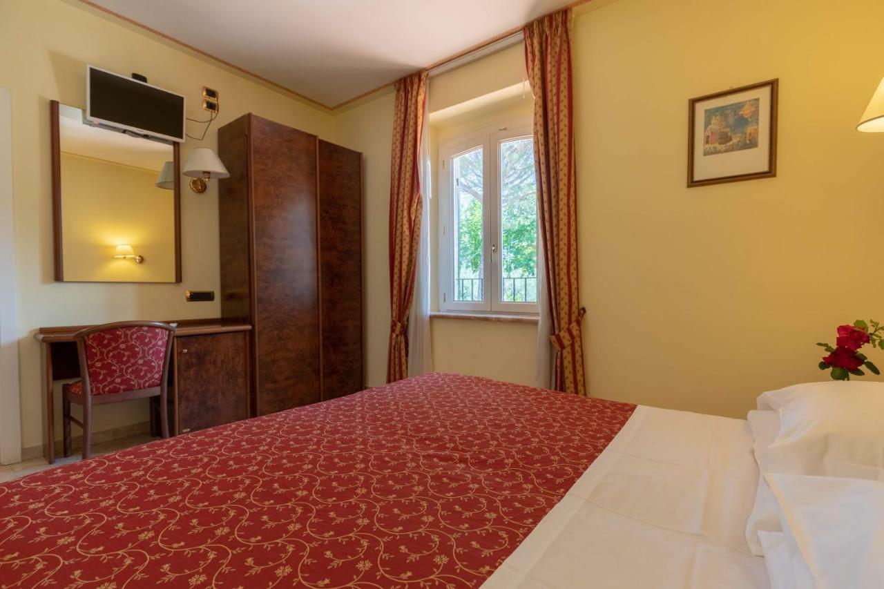 Hotel Villa Elda Ассизи Экстерьер фото