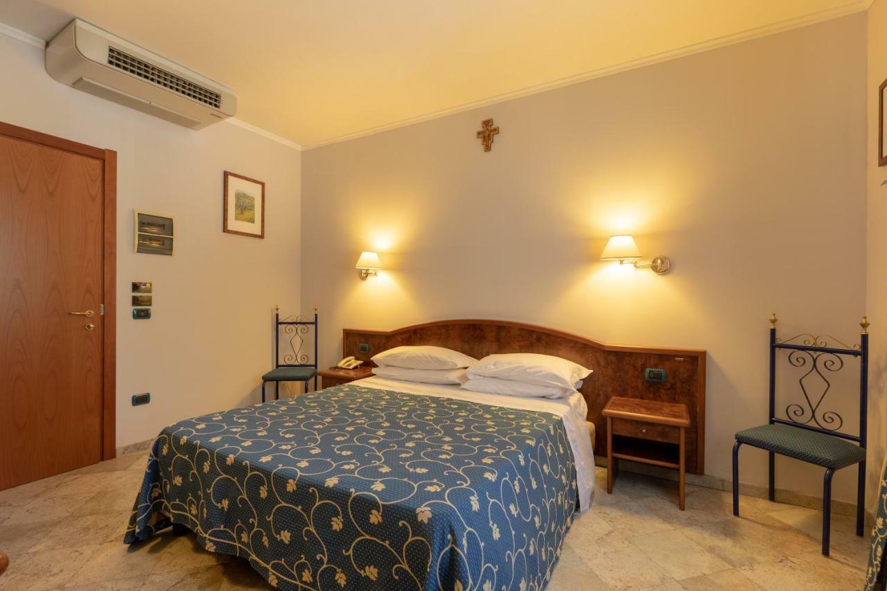 Hotel Villa Elda Ассизи Экстерьер фото